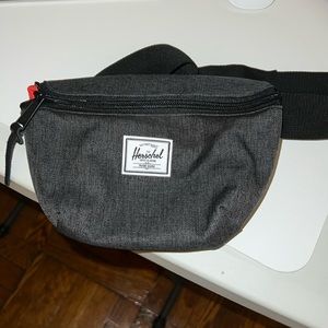 Herschel new dark gray Fanny